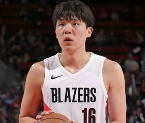 KOK体育官方入口-扎心！开拓者媒体人批杨瀚森跟不上季后赛节奏 建议留下罗威